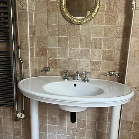 Cuatre Brass Bed & Breakfast